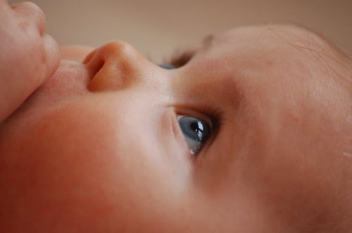 Los controles rutinarios ayudan a detectar la mirada perdida en los bebés.