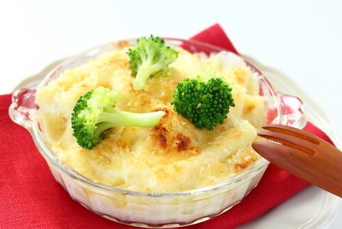 Las recetas con queso para el segundo trimestre de embarazo también contienen vegetales y carne para obtener proteínas.