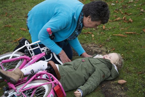 Il est important de savoir agir face aux chutes et coups sur la tête des enfants.