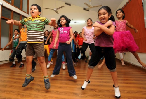 La danza es una gran opción para ejercitar la flexibilidad en los niños.
