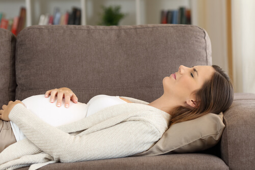 El síndrome de HELLP suele producir malestar y fatiga en la mujer embarazada.
