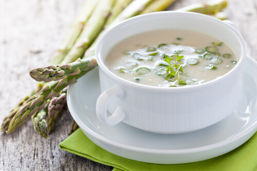 La crema de espárragos es una de las mejores opciones de recetas sin lactosa para el tercer trimestre del embarazo.