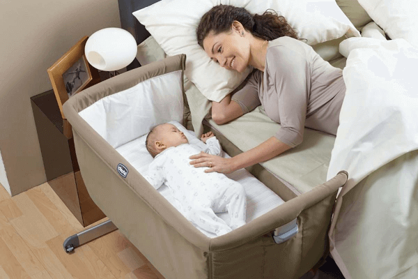 Existe un tipo de cunas para bebés que se pegan a la cama de los padres.