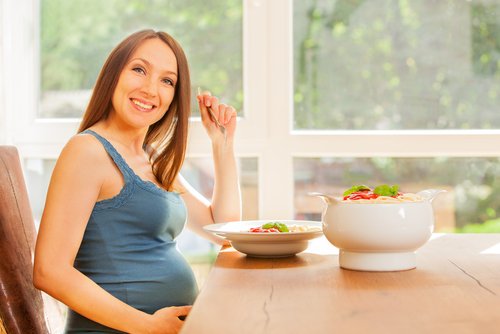 Una buena alimentación es recomendable para prevenir la caída del cabello durante el embarazo.