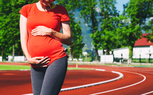 Une femme enceinte peut demander son congé maternité plus tôt si sont travail implique trop d'effort physique.