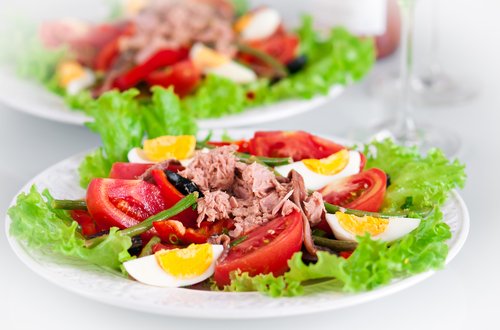 La ensalada de atún con otros vegetales y legumbres es una excelente opción para cenar estando embarazada.