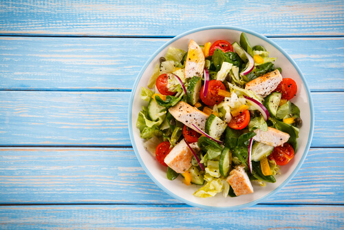 La ensalada es una excelente opción de recetas bajas en grasas para el primer trimestre de embarazo.