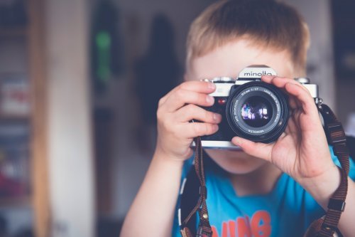 Los cursos de fotografía para niños despiertan muchas habilidades en ellos.