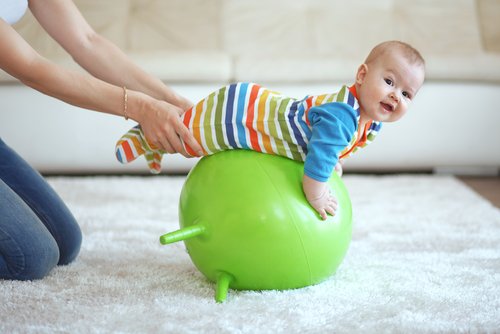 Los gimnasios para bebés presentan grandes beneficios para su maduración.