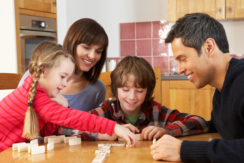 El dominó es un juego excelente para toda la familia.