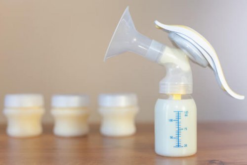 Los extractores de leche permiten almacenar la leche materna para alimentar al bebé.