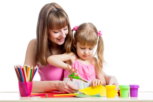 Los padres deben involucrarse y tomarse tiempo para enseñar a recortar a un niño.