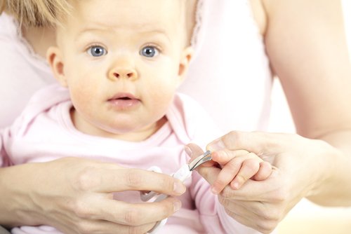 Cortar las uñas del bebé requiere cuidado y paciencia.