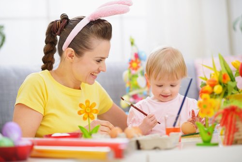 Las manualidades son grandes entretenimientos para niños de 2 años.