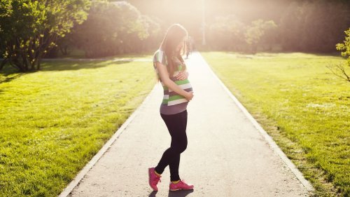 La marche est l'un des remèdes naturels les plus efficaces pour déclencher l'accouchement.
