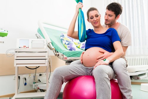 La posición de sentada es una de las mejores posiciones para el parto.