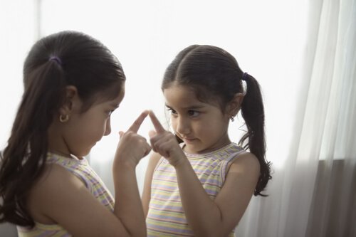 Permitir al niño conocerse a sí mismo es bueno para que reconozca sus virtudes y defectos.