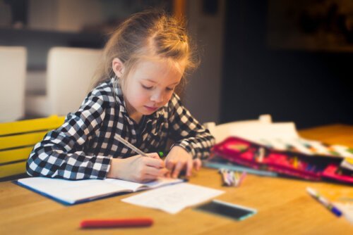 Une jeune fille qui fait ses devoirs.