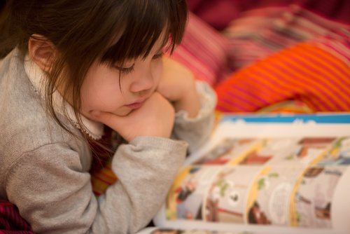 Niña leyendo el cómic de Superpatata.