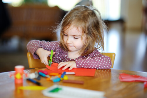 ¿Cómo enseñar a recortar a un niño?