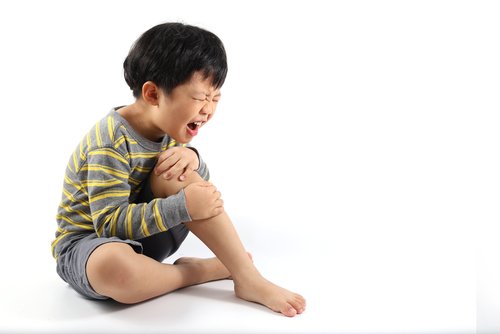 Si mi hijo se quema con agua caliente, debo saber cómo reaccionar para prevenir complicaciones.