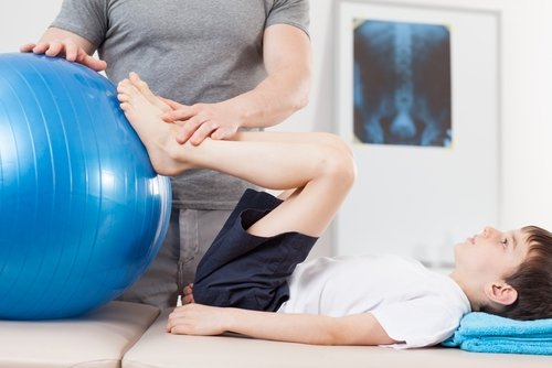 La fisioterapia contribuye a mejorar la movilidad tras el síndrome de Perthes.