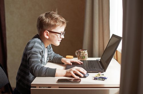 El ordenador puede ser una herramienta valiosa en la sala de estudios de los niños.