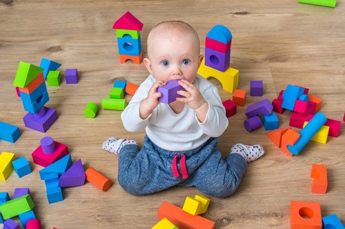 Niños que se sientan en postura del sastre invertida
