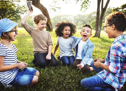 Los comecocs para niños pueden combinarse con retos y premios para darle mayor diversión a juegos grupales.