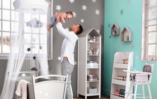 Los padres también deben comprometerse con la tarea de organizar la habitación del bebé.