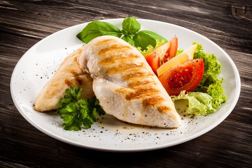 El pollo y las verduras son fundamentales en la dieta postparto.