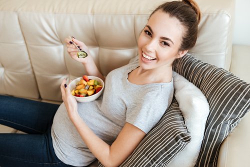 Comer de a poco y evitar ciertos alimentos contribuye a aliviar la acidez durante el embarazo.