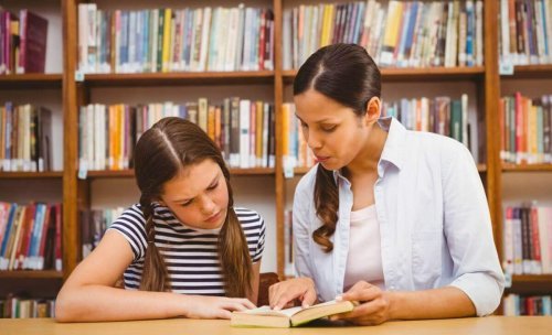 Petite fille améliorant l'attention dans l'apprentissage avec sa mère à la bibliothèque.
