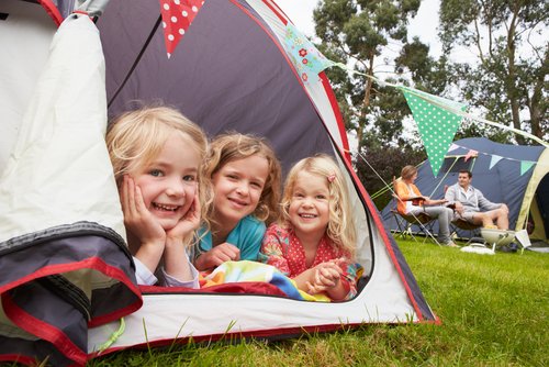 Las casas rurales y los campamentos son grandes planes de verano para familias numerosas.