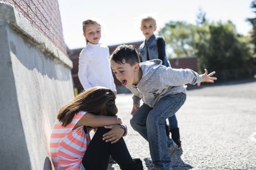 El acoso escolar puede ser una consecuencia a largo plazo en aquellos niños que se portan mal en clase.