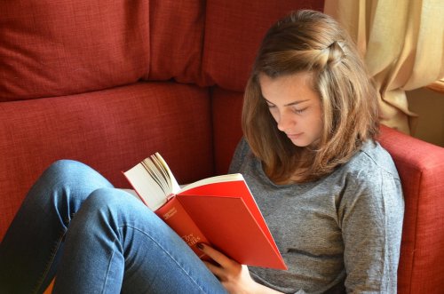 ¿Qué debo hacer para que mi hijo adolescente lea?