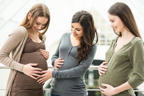 La maternidad puede ser contagiosa para las amigas cercanas.