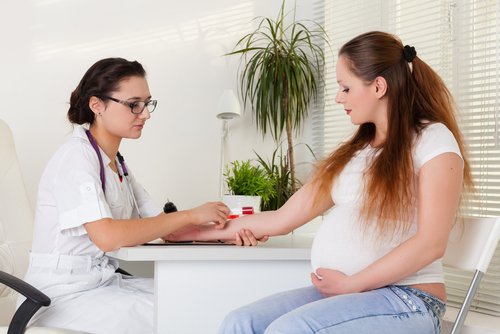 Demander un arrêt pendant la grossesse est une décision à prendre avec le médecin.