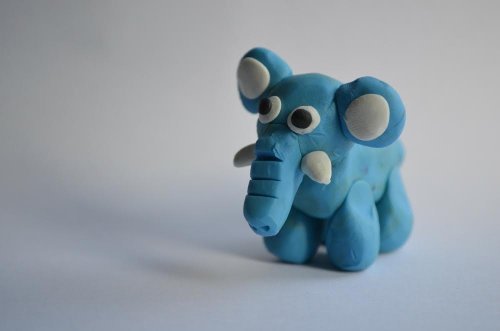 Jouer avec les couleurs et l'imagination est l'un des avantages de la pâte à modeler pour les enfants.