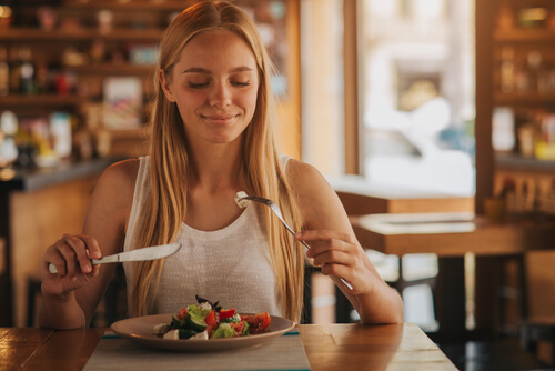 Comer sano fuera de casa durante el embarazo es posible.