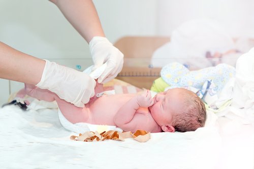 El cordón umbilical se suele cortar justo después del parto.