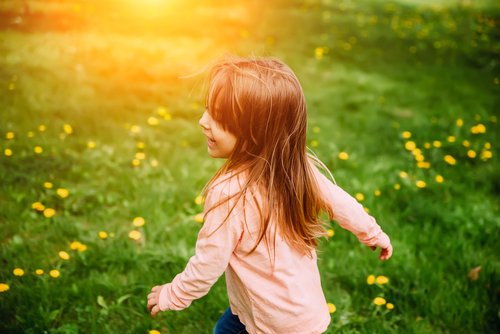 El color de ojos y de pelo de tus hijos dependerá de qué genes se impongan en su constitución genética.