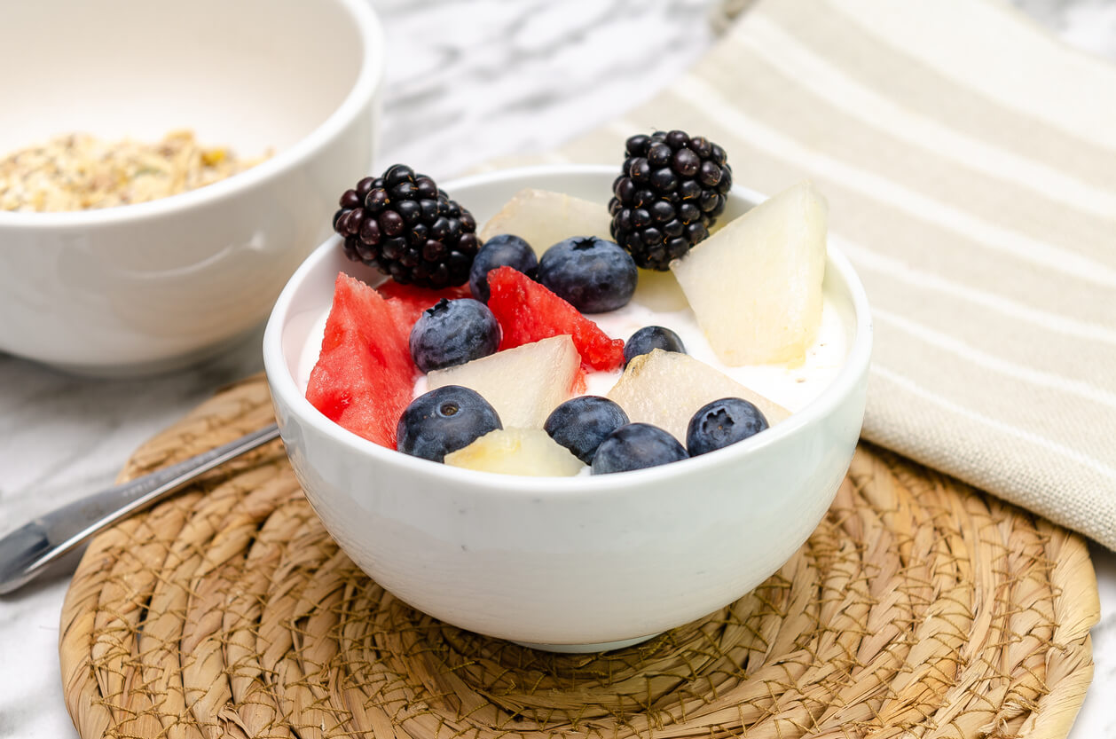 Yogur con fruta fresca cortada