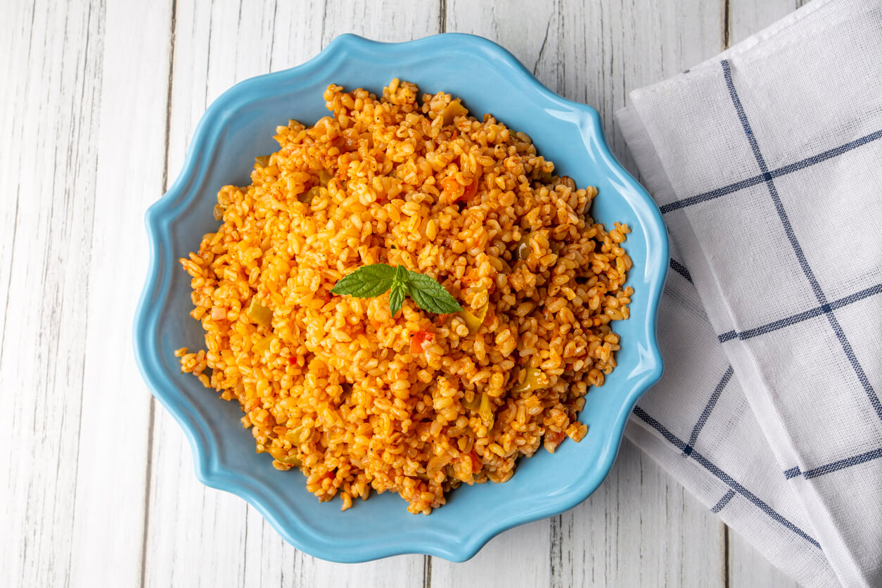 Plato de arroz con verduras y merluza