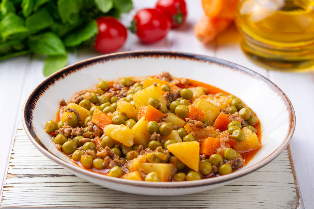 Plato de guisantes con patata para comer con cuchara