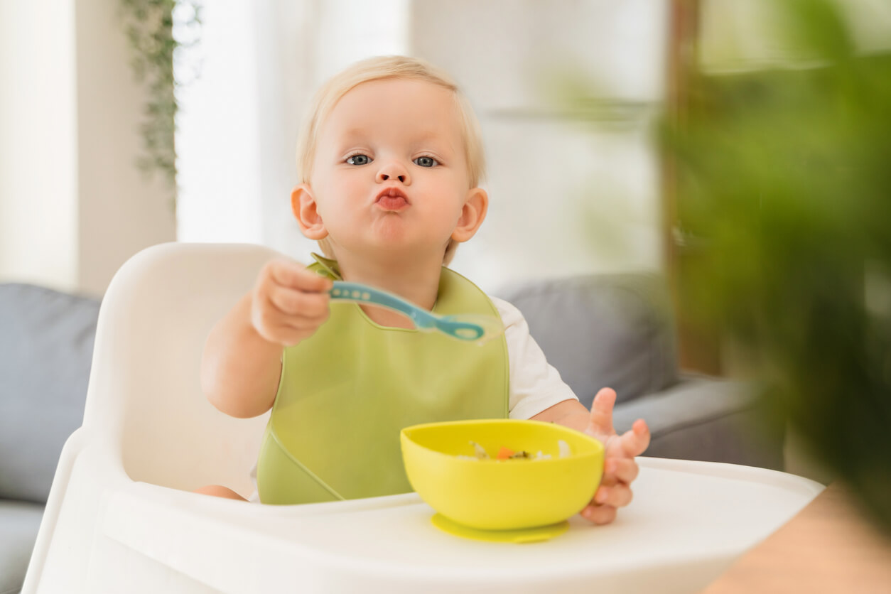 Niño comiendo con cuchara