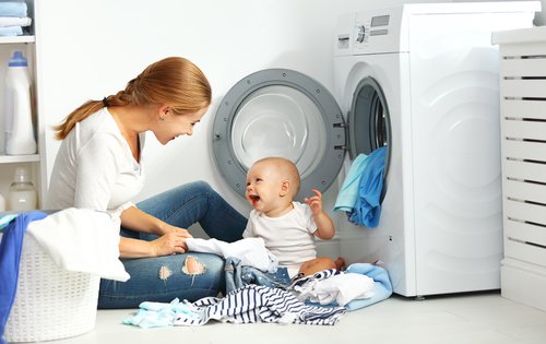 Hay que tener cuidado con los productos que se emplean para lavar la ropa del bebé.