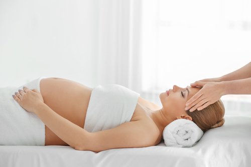 Los masajes durante el embarazo contribuyen a la liberación de tensiones.