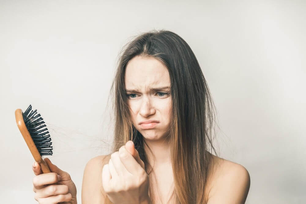 Hay diferentes remedios naturales para hacer frente a la caída del cabello durante el embarazo.