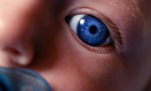 ¿Es peligroso que mi bebé tenga la mirada perdida?